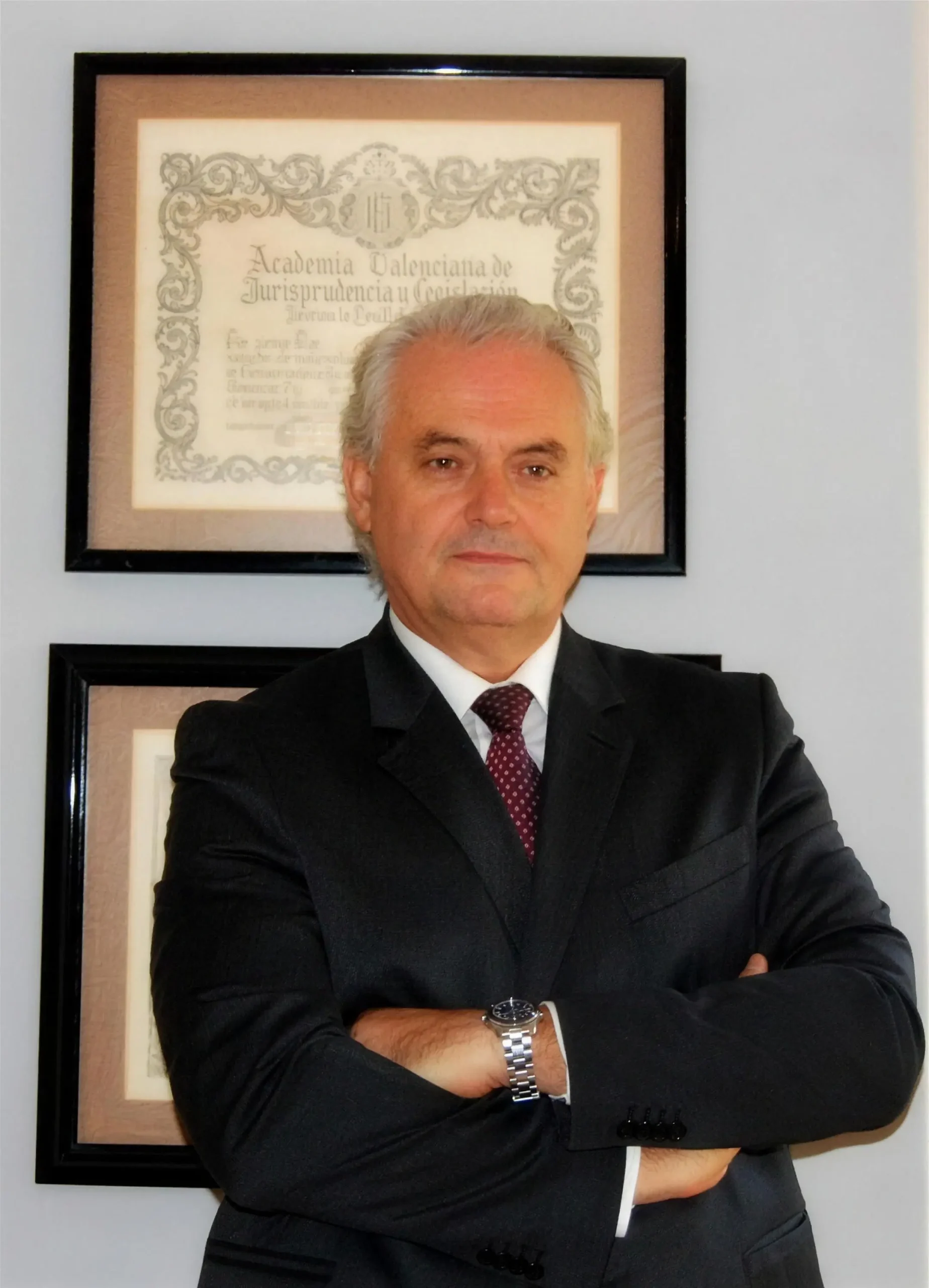 Diego Tinaut Fluixá, abogado civil en Valencia colegiado ICAV 4.595, ante un diploma enmarcado de la Academia Valenciana de Jurisprudencia y Legislación